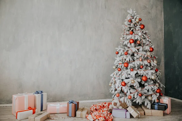 Árvore de Natal luzes de guirlanda ano novo presentes de férias decoração de casa branca — Fotografia de Stock