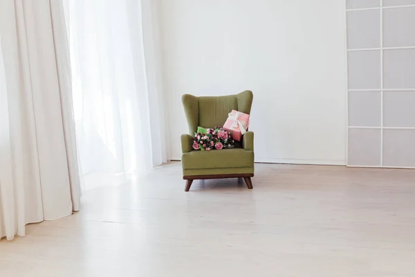 Groene vintage stoel in het interieur van de witte kamer van het huis — Stockfoto
