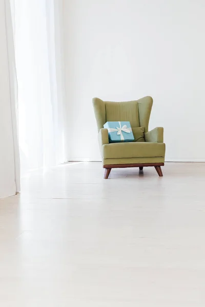 Cadeira vintage verde no interior da sala branca da casa — Fotografia de Stock