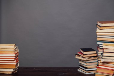 Eğitim kitapları yığını üniversite kütüphanesi geçmişi