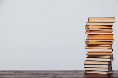 Eğitim kitapları yığını üniversite kütüphanesi geçmişi