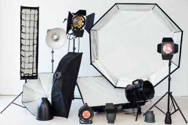 Fotoğraf stüdyosu aksesuarları fotoğrafçılar. Beyaz arka plan.
