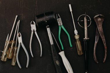 Karanlık bir arkaplan karşısında çalışmak ve onarmak için eski araçlar