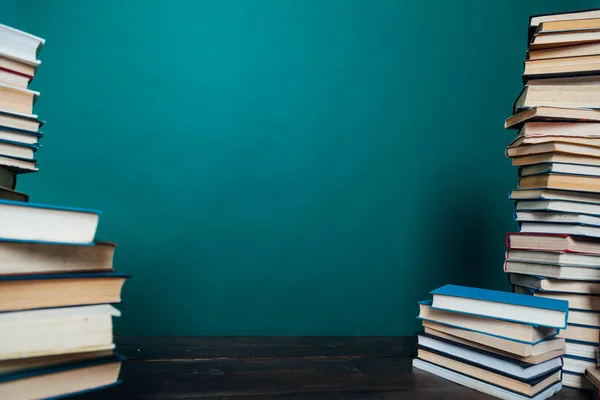 Stapel von Lehrbüchern Universitätsbibliothek Hintergrund — Stockfoto