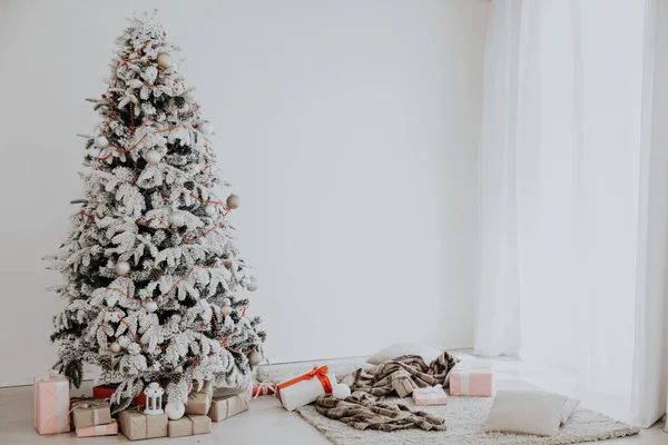 Ano novo Natal árvore luzes presentes Interior guirlandas feriado inverno — Fotografia de Stock