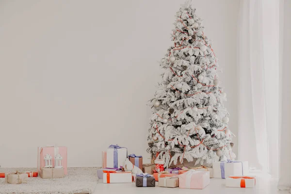 Χριστουγεννιάτικο δέντρο διακόσμηση εσωτερικών λευκό δωμάτιο νέο έτος δώρα διακοπών — Φωτογραφία Αρχείου