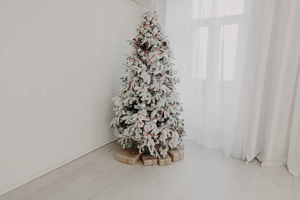 Vnitřní osvětlení vánoční strom věnec nový rok dovolená dárky bílé domova — Stock fotografie