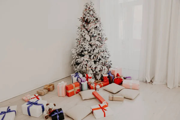 Árbol de Navidad en el interior de la habitación blanca regalos año nuevo vacaciones —  Fotos de Stock