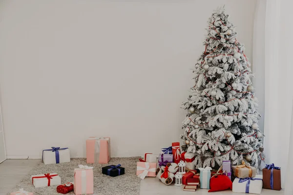 Декор номера Белая елка С Новым годом подарки — стоковое фото