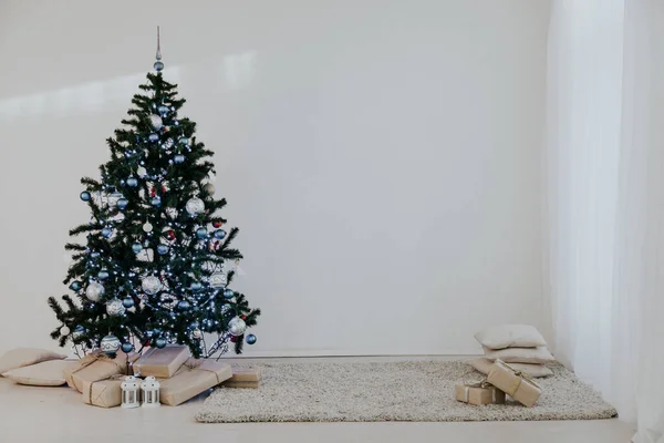 Árvore de Natal no dia de Natal em uma sala branca com presentes — Fotografia de Stock