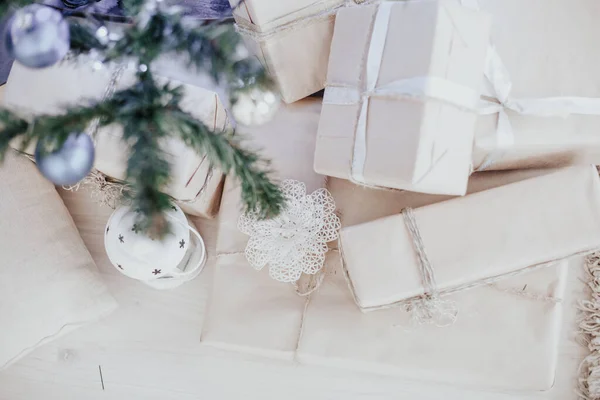 Los regalos de Navidad bajo el árbol de Navidad para el nuevo año —  Fotos de Stock