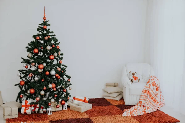 Árbol de Navidad con regalos para el nuevo año — Foto de Stock