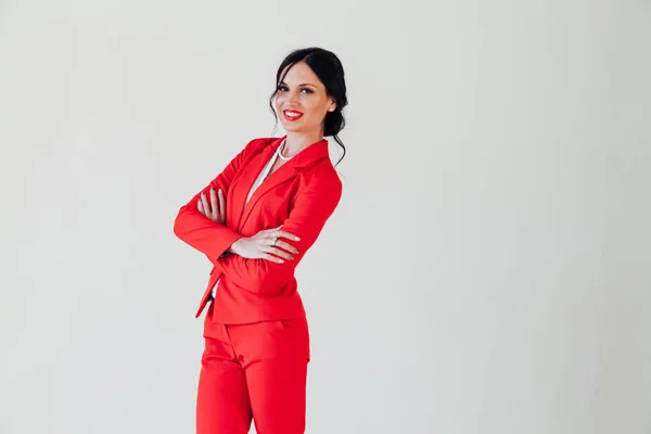 Ofiste kırmızı takım elbiseli esmer bir iş kadını portresi. — Stok fotoğraf