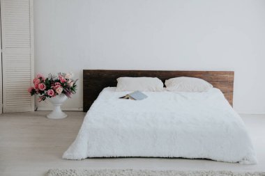 Beyaz yatak odasının içi yatak dekoruyla aydınlık.