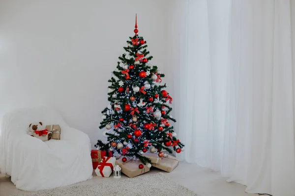 Christmas tree with presents in Christmas lights room gifts — Stock Photo, Image