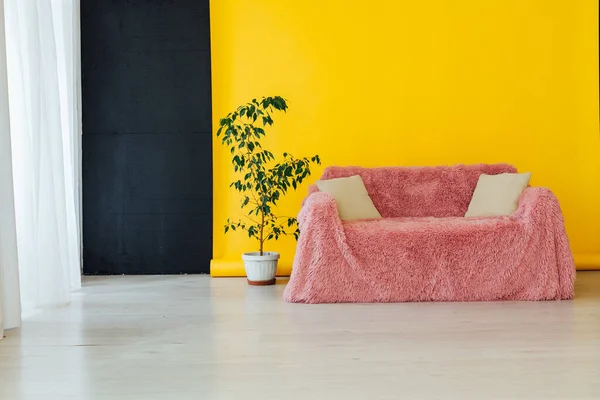 Růžová pohovka v interiéru místnosti se žlutým pozadím — Stock fotografie