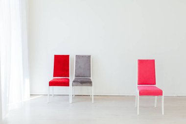 Boş beyaz bir ofiste üç sandalye.