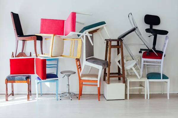 하얀 방 안에 다양 한 의자들이 있습니다. — 스톡 사진