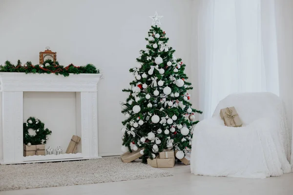 ギフト クリスマス装飾と白い部屋のクリスマス ツリー — ストック写真