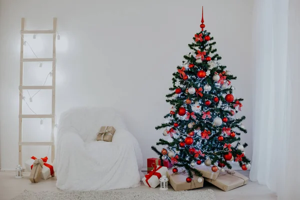 Árvore de Natal com presentes em luzes de Natal quarto presentes — Fotografia de Stock