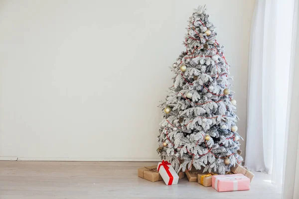 圣诞树加兰灯新年假期礼物白色家居装饰 — 图库照片
