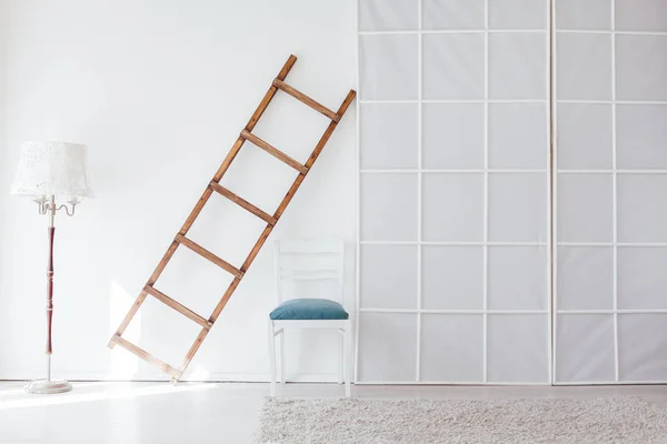 Trap en stoel in het interieur van de witte kamer — Stockfoto
