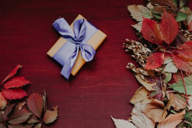 Sonbahar arkaplanı kırmızı ve sarı yapraklar bayram hediyeleri