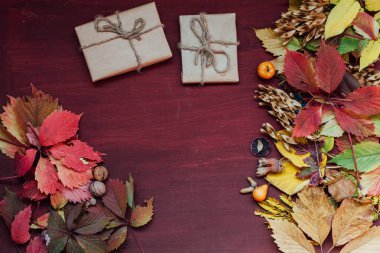 Sonbahar arkaplanı kırmızı ve sarı yapraklar bayram hediyeleri
