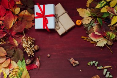 Sonbahar arkaplanı kırmızı ve sarı yapraklar bayram hediyeleri