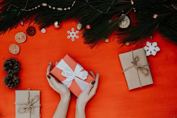 Mujeres manos año nuevo árbol decoración invierno vacaciones regalos decoración Navidad —  Fotos de Stock