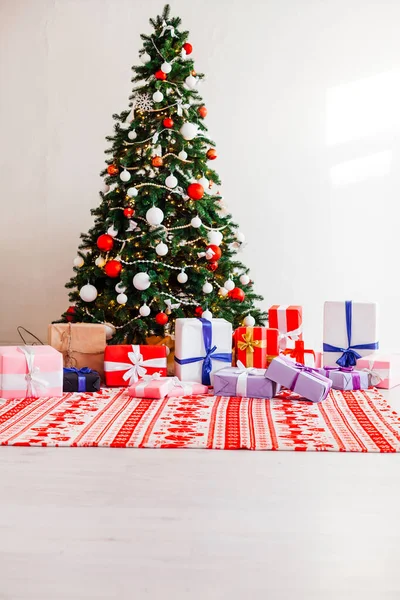 Новогодняя елка зимний праздник подарки интерьера открытки декора — стоковое фото