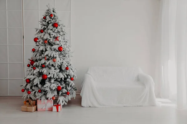 Natal interior branco árvore de Natal presentes ano novo — Fotografia de Stock