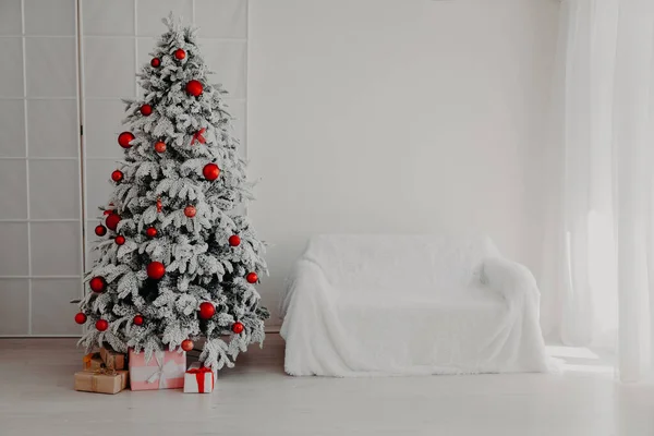 Navidad interior blanco árbol de Navidad regalos año nuevo — Foto de Stock