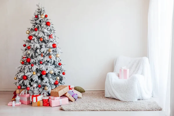 圣诞树在一个房间里与玩具和礼物节日新年冬季明信片 — 图库照片