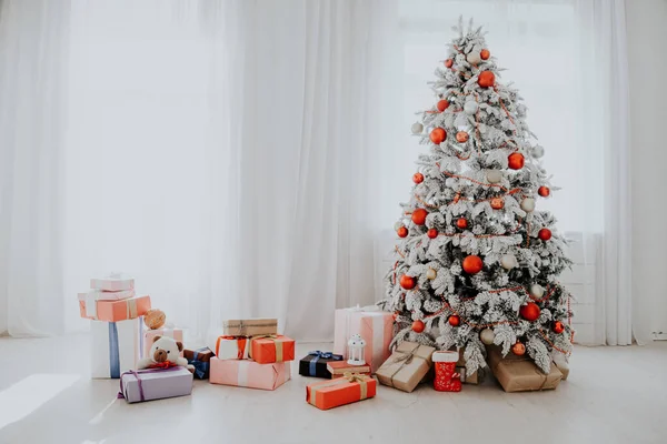 Choinka Noworoczna świąteczne podarunki biały wystrój domu — Zdjęcie stockowe