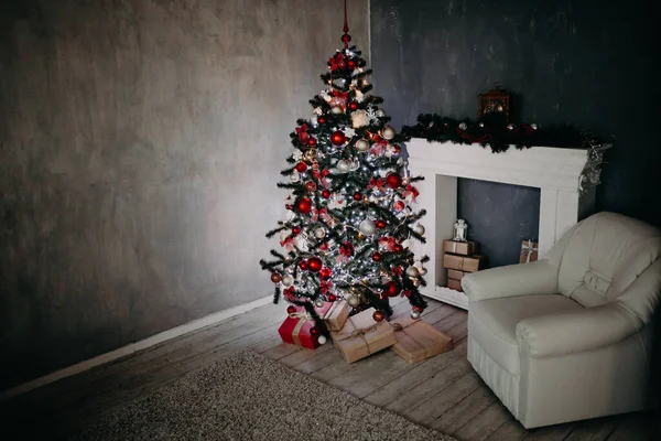 Kerstboom met cadeautjes, Garland lichten Nieuwjaar — Stockfoto