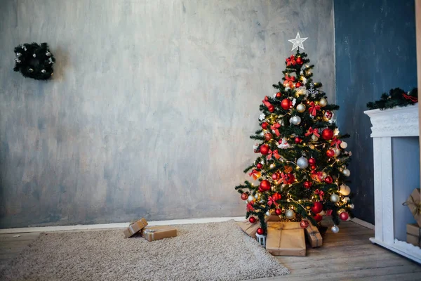 ガーランド ライト新年のプレゼントとクリスマス ツリー — ストック写真