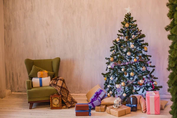 Noel iç ev Noel ağacı ve hediyeler yeni yıl kış Garland ışıklar — Stok fotoğraf