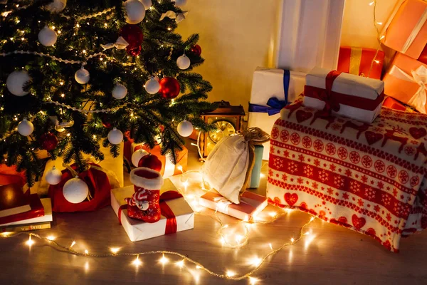 Свято Різдва інтер'єру будинку новорічні ялинки та подарунки новорічні гірлянди — стокове фото