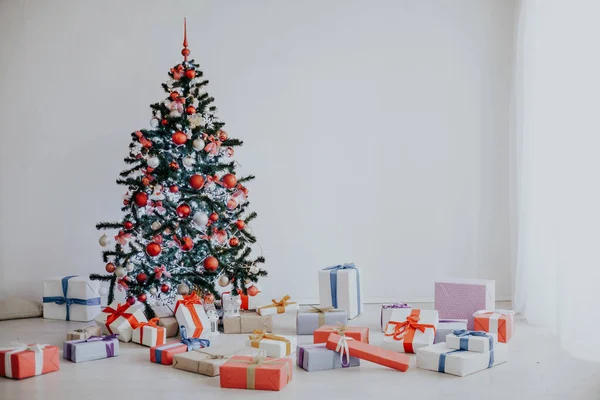Árbol de Navidad un montón de regalos la decoración del año nuevo —  Fotos de Stock