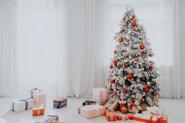 Merry Christmas tree prezenty nowego roku dom wnętrze — Zdjęcie stockowe