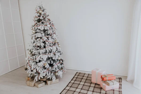 Arbre de Noël dans la chambre blanche cadeaux nouvel an Intérieur — Photo