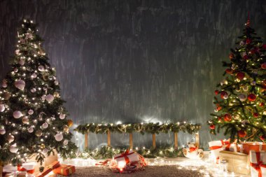 Noel ağacı süsleme hediyeleriyle süslenmiş çelenk ışıkları