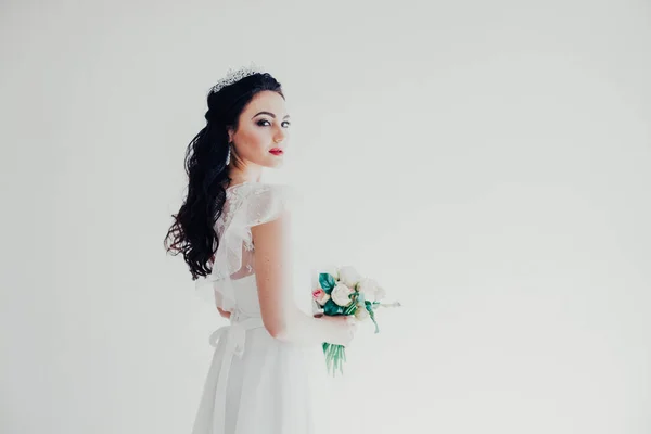 Princesa com uma coroa em vestido branco a noiva — Fotografia de Stock