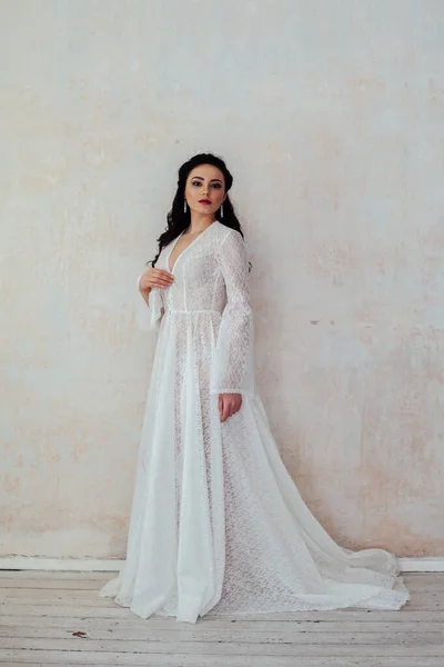Красивая невеста позирует свадебная прическа и платье винтажное — стоковое фото