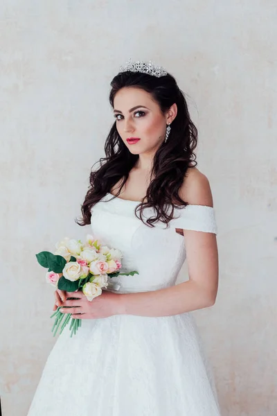 Noiva Princesa fica em um vestido de noiva com flores — Fotografia de Stock