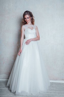 Düğünden önce beyaz elbiseli gelin