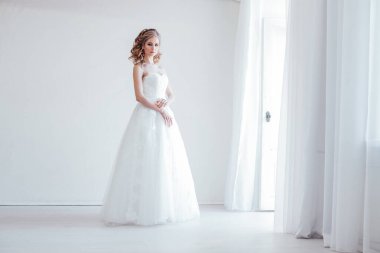 Düğünden önce beyaz elbiseli gelin