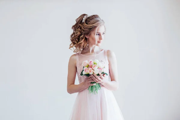 Noiva em um vestido de casamento rosa e buquê de flores — Fotografia de Stock