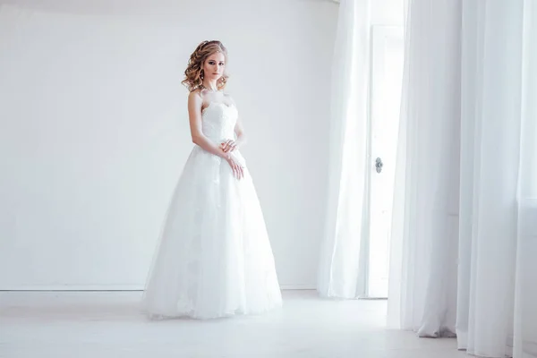 Panna młoda w białej sukni ślub przed ślubem — Zdjęcie stockowe